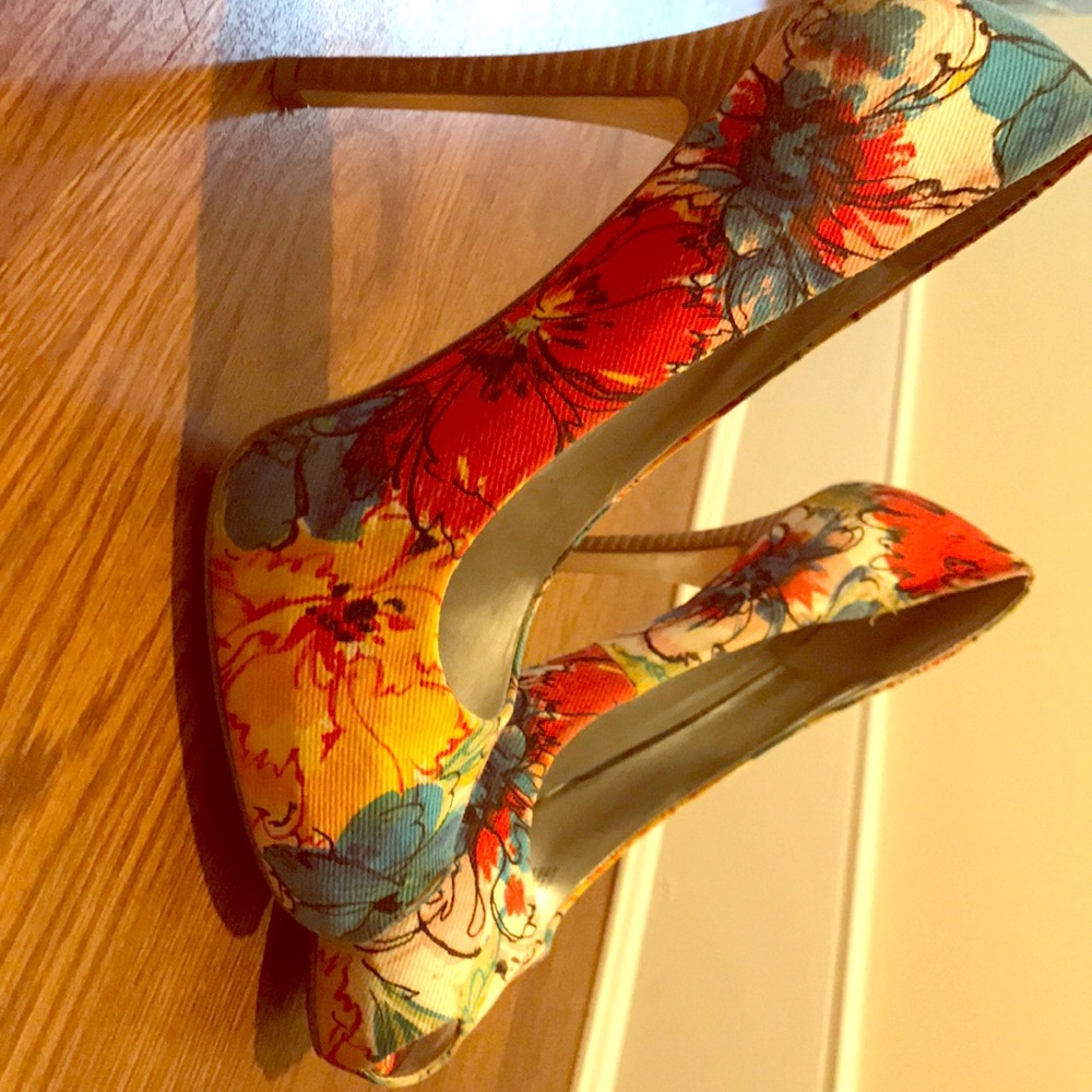 Peep toe heels. Multi colored.🚫
